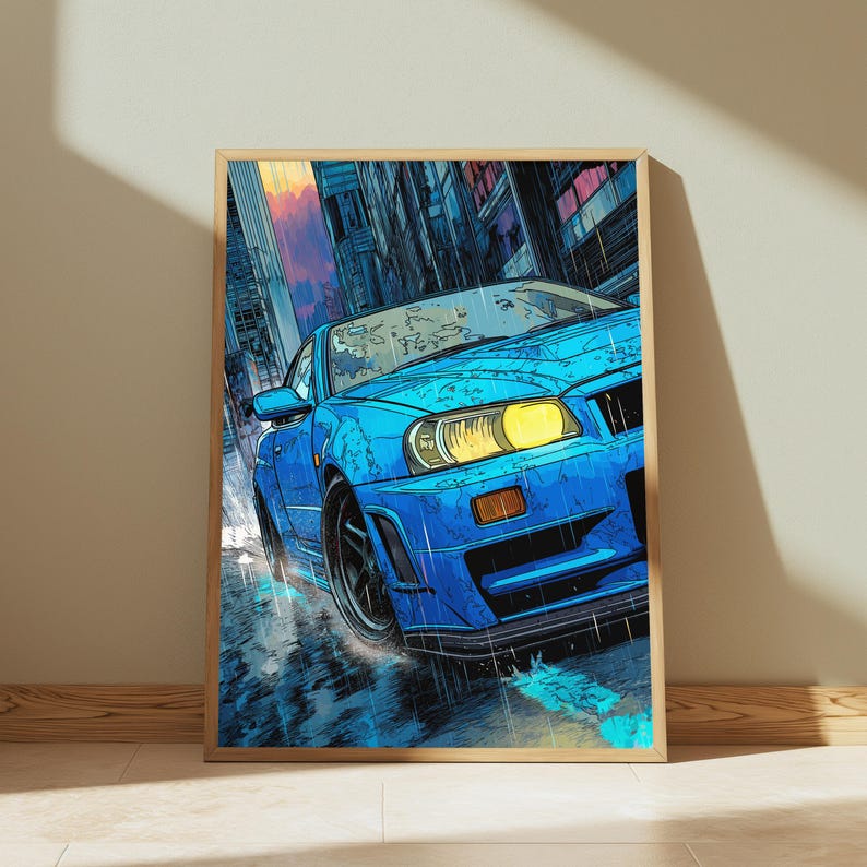 Peut inclure: Une impression d'art verticale encadr&eacute;e repr&eacute;sentant une voiture de sport bleu vif roulant dans une rue urbaine pluvieuse au cr&eacute;puscule. L'illustration montre le v&eacute;hicule avec ses phares jaunes allum&eacute;s devant des immeubles et un ciel au coucher du soleil.