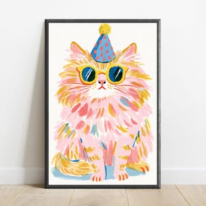 K&ouml;nnte beinhalten: Ein gerahmter Kunstdruck, der eine flauschige Katze mit langem rosa und orangefarbenem Fell zeigt. Die Katze tr&auml;gt einen blauen Partyhut mit roten Punkten und eine gelb umrandete Sonnenbrille. Das Bild zeigt deutlich sichtbare Pinselstriche.