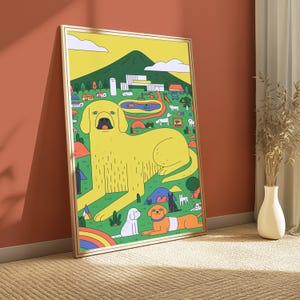 Pode incluir: Uma impress&atilde;o de arte de parede retangular emoldurada apresentando um c&atilde;o amarelo grande em primeiro plano, contra uma paisagem com uma montanha verde, pequenos edif&iacute;cios, &aacute;rvores e v&aacute;rios c&atilde;es menores de v&aacute;rias cores, em estilo gr&aacute;fico.
