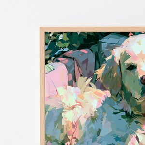 Pode incluir: Uma impress&atilde;o de arte digital emoldurada apresentando uma representa&ccedil;&atilde;o estilizada e abstrata de um c&atilde;o. A obra utiliza uma paleta de tons rosa suave, azul suave, verde escuro e creme, com pinceladas espessas numa moldura de madeira clara.