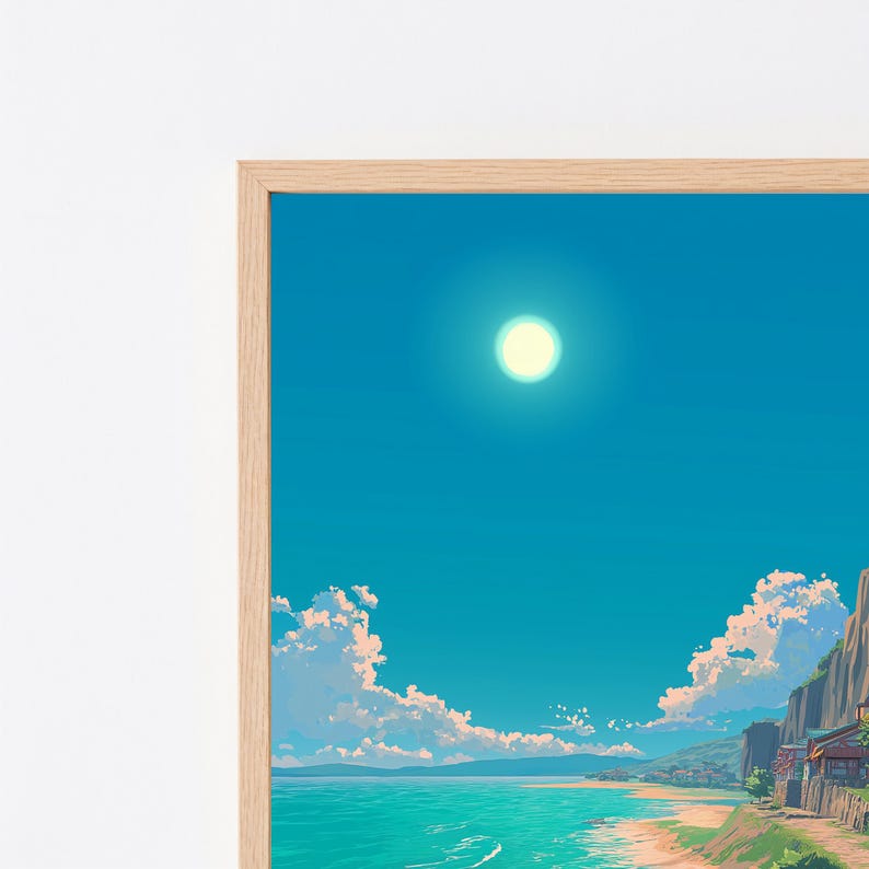 K&ouml;nnte beinhalten: Ein gerahmter digitaler Kunstdruck mit einer hellen Sonne an einem klaren blauen Himmel &uuml;ber einem ruhigen t&uuml;rkisfarbenen Ozean. Die Szene zeigt einen Sandstrand, gr&uuml;ne Klippen und kleine Geb&auml;ude entlang der K&uuml;ste in einem hellen Holzrahmen.