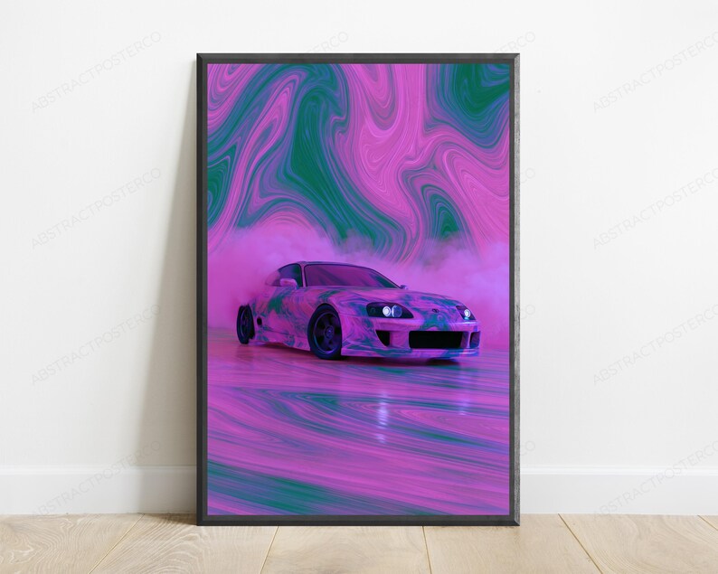 Pu&ograve; includere: Una stampa artistica da parete incorniciata che raffigura un'auto sportiva in posizione di derapata, circondata da un denso fumo rosa e verde acqua. L'auto e lo sfondo presentano un motivo marmorizzato vorticoso in vivaci tonalit&agrave; magenta, viola e verde scuro.