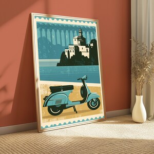 Puede incluir: Una l&aacute;mina de arte mural rectangular enmarcada con una ilustraci&oacute;n estilizada. La parte superior muestra un edificio blanco sobre un acantilado rocoso frente al agua azul. La parte inferior muestra un scooter azul claro sobre fondo beige.