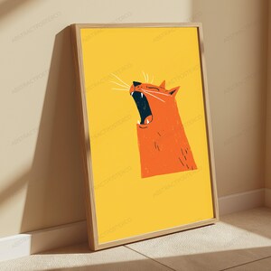 Pode incluir: Um poster de parede vertical emoldurado com um fundo amarelo brilhante e uma ilustra&ccedil;&atilde;o estilizada de um gato laranja. O gato &eacute; retratado de perfil com a boca bem aberta num bocejo, exibindo detalhes interiores azul-escuro e dentes brancos.