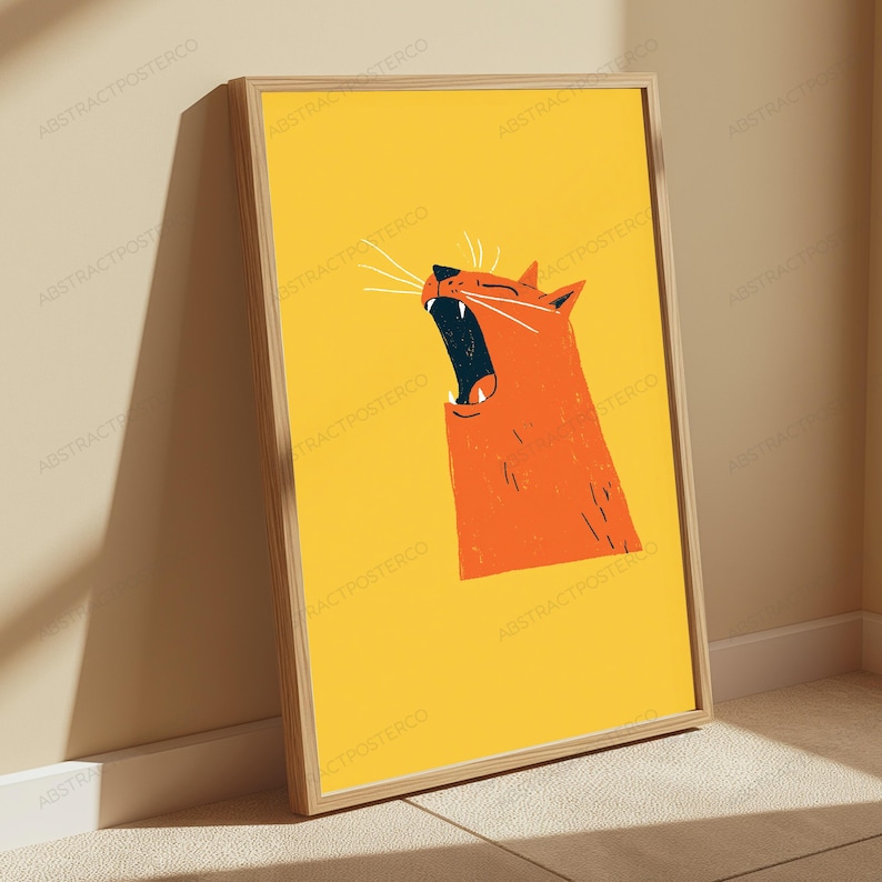 Pode incluir: Um poster de parede vertical emoldurado com um fundo amarelo brilhante e uma ilustra&ccedil;&atilde;o estilizada de um gato laranja. O gato &eacute; retratado de perfil com a boca bem aberta num bocejo, exibindo detalhes interiores azul-escuro e dentes brancos.