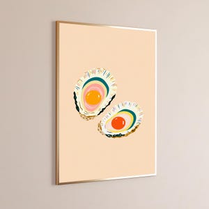 K&ouml;nnte beinhalten: Ein gerahmter Wandkunstdruck mit zwei stilisierten Austernschalen auf hellpfirsichfarbenem Hintergrund. Jede Schale enth&auml;lt eine leuchtende, kreisf&ouml;rmige Mitte in Gelb und Orange, umgeben von konzentrischen Ringen aus rosa, t&uuml;rkisen und wei&szlig;en Pinselstrichen.