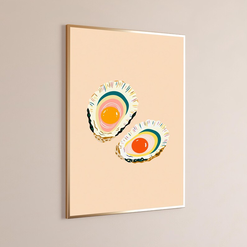 K&ouml;nnte beinhalten: Ein gerahmter Wandkunstdruck mit zwei stilisierten Austernschalen auf hellpfirsichfarbenem Hintergrund. Jede Schale enth&auml;lt eine leuchtende, kreisf&ouml;rmige Mitte in Gelb und Orange, umgeben von konzentrischen Ringen aus rosa, t&uuml;rkisen und wei&szlig;en Pinselstrichen.