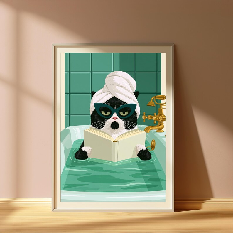 Pu&ograve; includere: Una stampa artistica da parete incorniciata raffigurante un gatto bianco e nero con un asciugamano bianco avvolto sulla testa, che indossa occhiali a gatto verde scuro mentre &egrave; seduto in una vasca da bagno con acqua verde acqua e legge un libro aperto vicino a un rubinetto dorato.