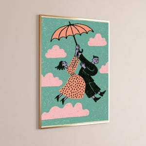 以下が含まれることがあります： テクスチャ加工されたティールブルーの背景にピンクの雲が描かれた額装アートプリント。2人の人物が空中に浮かび、一人が大きなピーチ色の傘を差している。左側の人物は黒い斑点のあるピーチ色のドレスを着ており、もう一人は黒い服を着ている。