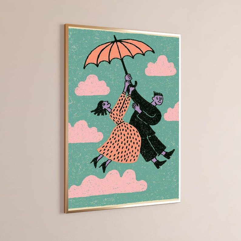 以下が含まれることがあります： テクスチャ加工されたティールブルーの背景にピンクの雲が描かれた額装アートプリント。2人の人物が空中に浮かび、一人が大きなピーチ色の傘を差している。左側の人物は黒い斑点のあるピーチ色のドレスを着ており、もう一人は黒い服を着ている。