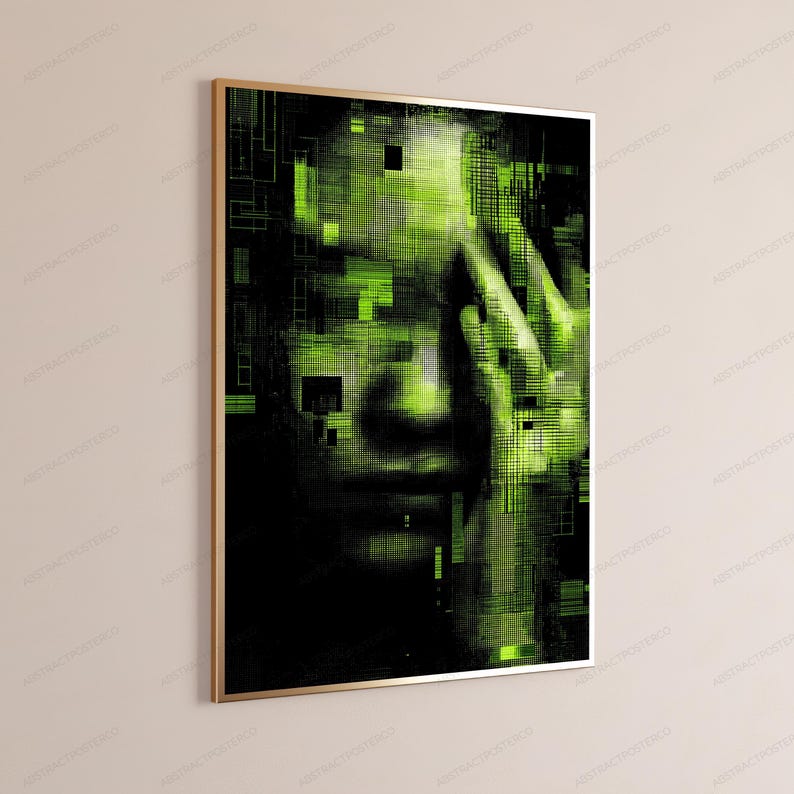 Op de afbeelding: Een ingelijste verticale wandkunstprint met een digitaal glitch-effect van een menselijk gezicht in neon-groen en zwart. De afbeelding toont een gefragmenteerde, korrelige esthetiek met horizontale lijnen en geometrische patronen.