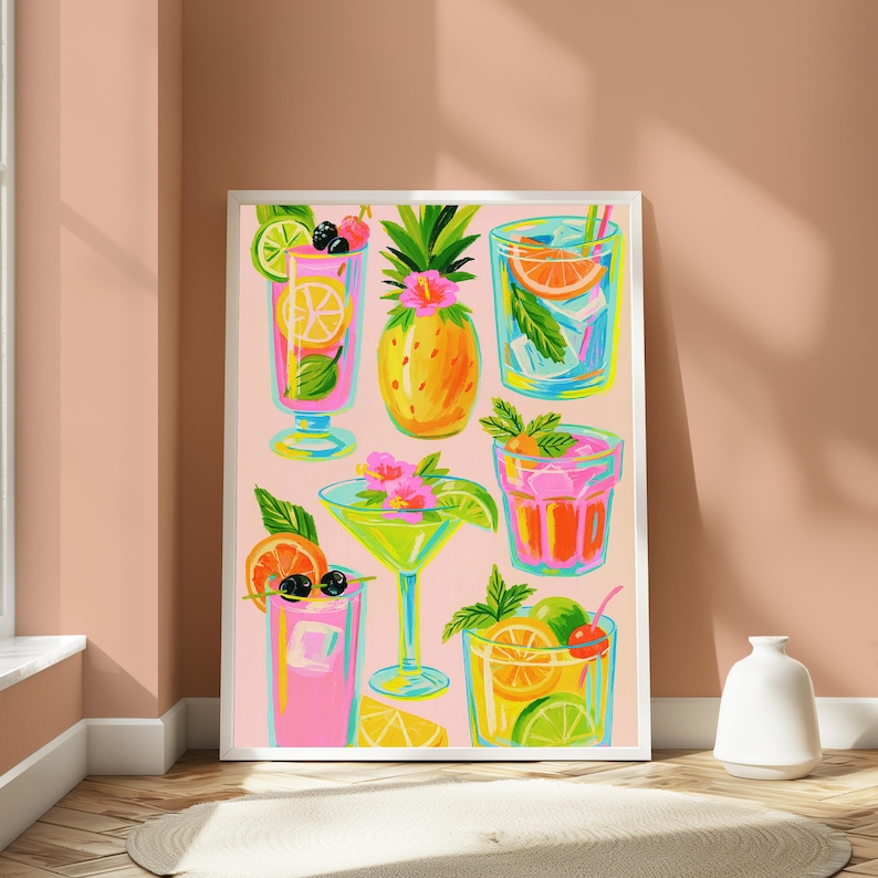 K&ouml;nnte beinhalten: Ein gerahmter Kunstdruck auf hellrosa Hintergrund mit farbenfrohen Illustrationen verschiedener tropischer Cocktails, einer Ananas und Zitrusgarnituren wie Limettenscheiben, Orangenspalten und Kirschen in einem lebendigen, malerischen Stil.
