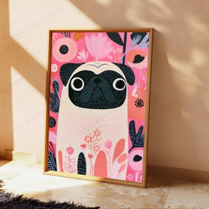 K&ouml;nnte beinhalten: Ein gerahmter vertikaler Kunstdruck mit einer stilisierten Illustration eines Mopses mit schwarzem Gesicht und hellbeigem K&ouml;rper. Der Hintergrund ist in leuchtendem Pink gehalten und mit verschiedenen abstrakten Blumenformen, Bl&auml;ttern und Stielen gef&uuml;llt.