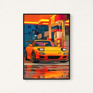 K&ouml;nnte beinhalten: Ein gerahmter vertikaler Kunstdruck, der einen leuchtend orangefarbenen Sportwagen mit Klappscheinwerfern an einer Tankstelle zeigt. Die Szene wird von warmem gelbem und orangefarbenem Licht beleuchtet, wobei sich das Auto auf dem nassen Boden spiegelt.