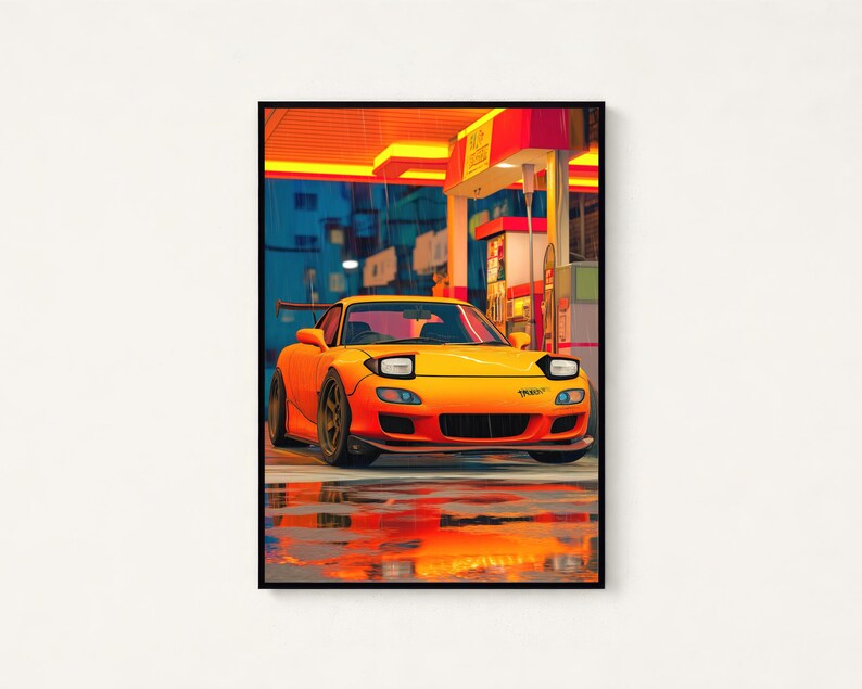 K&ouml;nnte beinhalten: Ein gerahmter vertikaler Kunstdruck, der einen leuchtend orangefarbenen Sportwagen mit Klappscheinwerfern an einer Tankstelle zeigt. Die Szene wird von warmem gelbem und orangefarbenem Licht beleuchtet, wobei sich das Auto auf dem nassen Boden spiegelt.