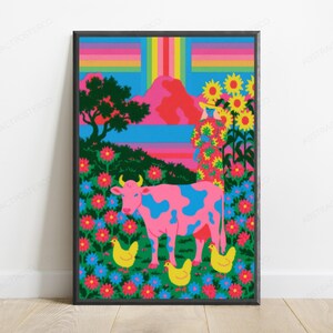 以下が含まれることがあります： 鮮やかな風景が描かれた額装アートプリント。赤と青の花畑に立つピンクと青の牛、手前には3羽の黄色い鶏、そして背の高いヒマワリのそばに花柄のドレスを着た人物が描かれています。