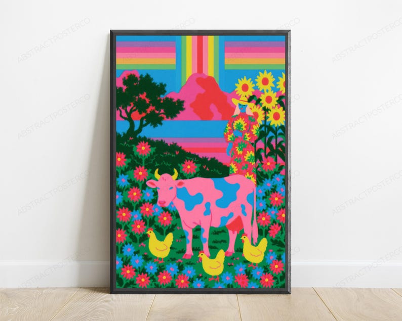 以下が含まれることがあります： 鮮やかな風景が描かれた額装アートプリント。赤と青の花畑に立つピンクと青の牛、手前には3羽の黄色い鶏、そして背の高いヒマワリのそばに花柄のドレスを着た人物が描かれています。