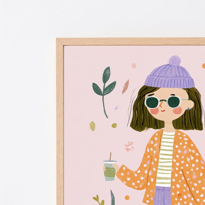 Pode incluir: Uma ilustra&ccedil;&atilde;o digital emoldurada num fundo rosa claro com uma pessoa de cabelo castanho, gorro roxo e &oacute;culos de sol redondos verdes. A pessoa veste uma camisola &agrave;s riscas brancas e verdes sob um casaco laranja &agrave;s bolinhas e segura uma bebida.