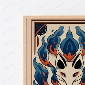 K&ouml;nnte beinhalten: Ein gerahmter Kunstdruck mit einer stilisierten Illustration eines Fuchswesens mit mehreren Schw&auml;nzen. Der Fuchs ist cremefarben mit dunklen Akzenten und von flie&szlig;enden blauen und orangefarbenen flammenartigen Formen umgeben. Das Bild ist in einem hellen Holzrahmen.