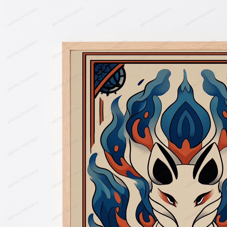 K&ouml;nnte beinhalten: Ein gerahmter Kunstdruck mit einer stilisierten Illustration eines Fuchswesens mit mehreren Schw&auml;nzen. Der Fuchs ist cremefarben mit dunklen Akzenten und von flie&szlig;enden blauen und orangefarbenen flammenartigen Formen umgeben. Das Bild ist in einem hellen Holzrahmen.