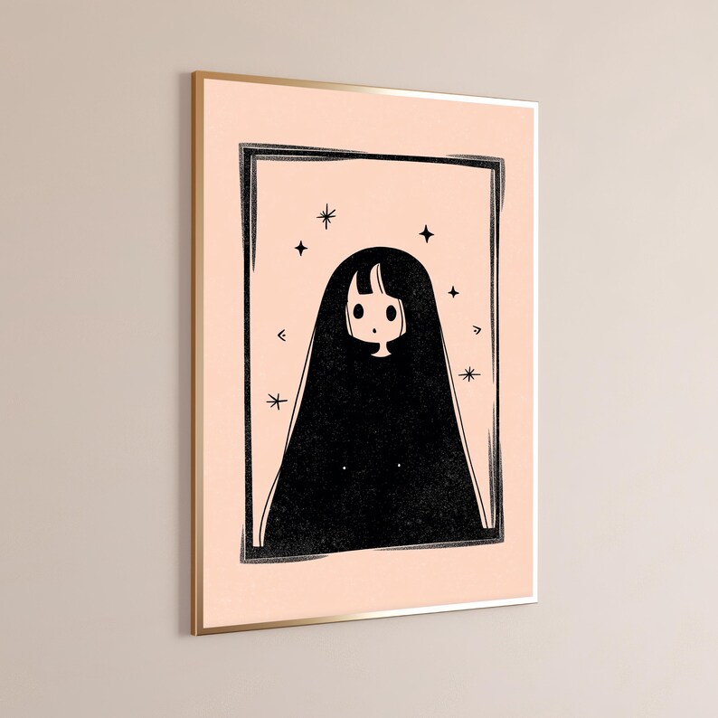 Peut inclure: Une impression d'art mural encadr&eacute;e pr&eacute;sentant une illustration en noir et blanc d'un personnage aux longs cheveux et aux grands yeux, sur un fond p&ecirc;che doux. Le personnage est entour&eacute; d'un cadre rectangulaire avec de petites &eacute;toiles.