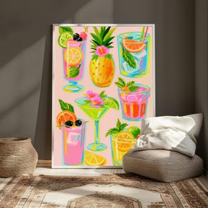 K&ouml;nnte beinhalten: Ein vertikaler Wandkunstdruck auf hellrosa Hintergrund mit farbenfrohen Illustrationen verschiedener tropischer Cocktails, einer Ananas und Zitrusfr&uuml;chten. Das Kunstwerk zeigt lebendige Gl&auml;ser, gef&uuml;llt mit Getr&auml;nken, Garnierungen und Eisw&uuml;rfeln.