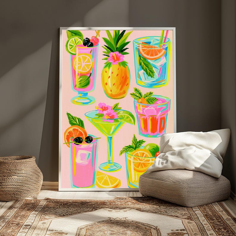 K&ouml;nnte beinhalten: Ein vertikaler Wandkunstdruck auf hellrosa Hintergrund mit farbenfrohen Illustrationen verschiedener tropischer Cocktails, einer Ananas und Zitrusfr&uuml;chten. Das Kunstwerk zeigt lebendige Gl&auml;ser, gef&uuml;llt mit Getr&auml;nken, Garnierungen und Eisw&uuml;rfeln.