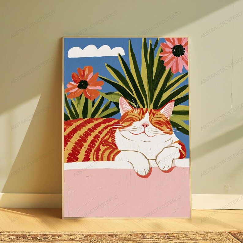 Puede incluir: Una impresi&oacute;n de arte mural rectangular que muestra un gato atigrado naranja con los ojos cerrados descansando sobre una repisa rosa. Detr&aacute;s del gato hay plantas verdes puntiagudas, dos flores naranjas grandes y una nube blanca en el cielo.