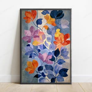Puede incluir: Una l&aacute;mina de arte mural vertical enmarcada que presenta una composici&oacute;n bot&aacute;nica de flores y hojas estilizadas en tonos naranja, amarillo, morado y azul oscuro, sobre un fondo texturizado en tonos azul y crema con pinceladas visibles.