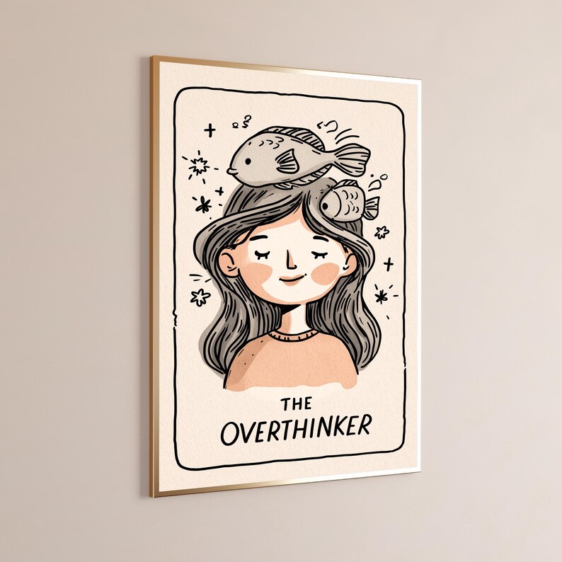 K&ouml;nnte beinhalten: Ein gerahmter Wandkunstdruck mit einer Cartoon-Illustration einer Person mit langem dunklem Haar und zwei Fischen auf dem Kopf. Der Hintergrund ist cremefarben mit kleinen Stern- und Kreuzsymbolen. Der Text THE OVERTHINKER ist unten aufgedruckt.