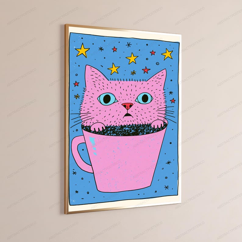Pu&ograve; includere: Una stampa artistica da parete incorniciata raffigurante un gatto rosa con grandi occhi azzurri seduto all'interno di una tazza rosa. Lo sfondo &egrave; di un blu vibrante riempito con stelle gialle e rosse di varie dimensioni. L'illustrazione ha un aspetto.