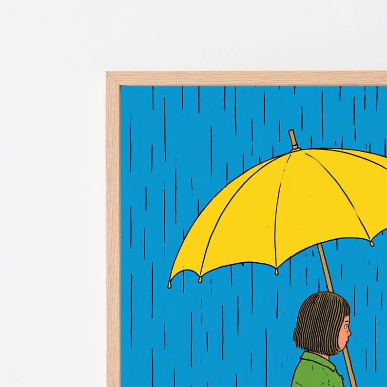 K&ouml;nnte beinhalten: Ein gerahmter Kunstdruck mit einer grafischen Illustration einer Person mit braunen Haaren in einem gr&uuml;nen Hemd, die w&auml;hrend eines Regenschauers unter einem gro&szlig;en gelben Regenschirm steht. Der Hintergrund ist leuchtend blau mit schwarzen Linien.