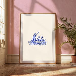 Puede incluir: Una l&aacute;mina de arte enmarcada con una ilustraci&oacute;n centrada en tinta azul de tres figuras en un peque&ntilde;o bote sobre el agua. Las figuras est&aacute;n representadas mediante t&eacute;cnicas de sombreado cruzado, con una persona de pie y dos sentadas, todas con remos.