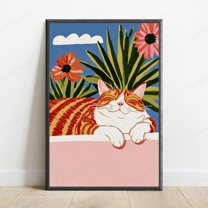 Puede incluir: Una l&aacute;mina art&iacute;stica enmarcada que muestra un gato atigrado naranja y blanco descansando sobre una repisa rosa. El fondo muestra un cielo azul con una nube blanca, plantas verdes puntiagudas y dos grandes flores naranjas.
