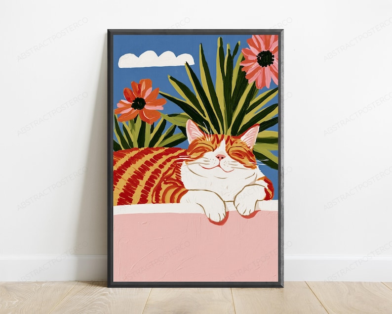 Puede incluir: Una l&aacute;mina art&iacute;stica enmarcada que muestra un gato atigrado naranja y blanco descansando sobre una repisa rosa. El fondo muestra un cielo azul con una nube blanca, plantas verdes puntiagudas y dos grandes flores naranjas.