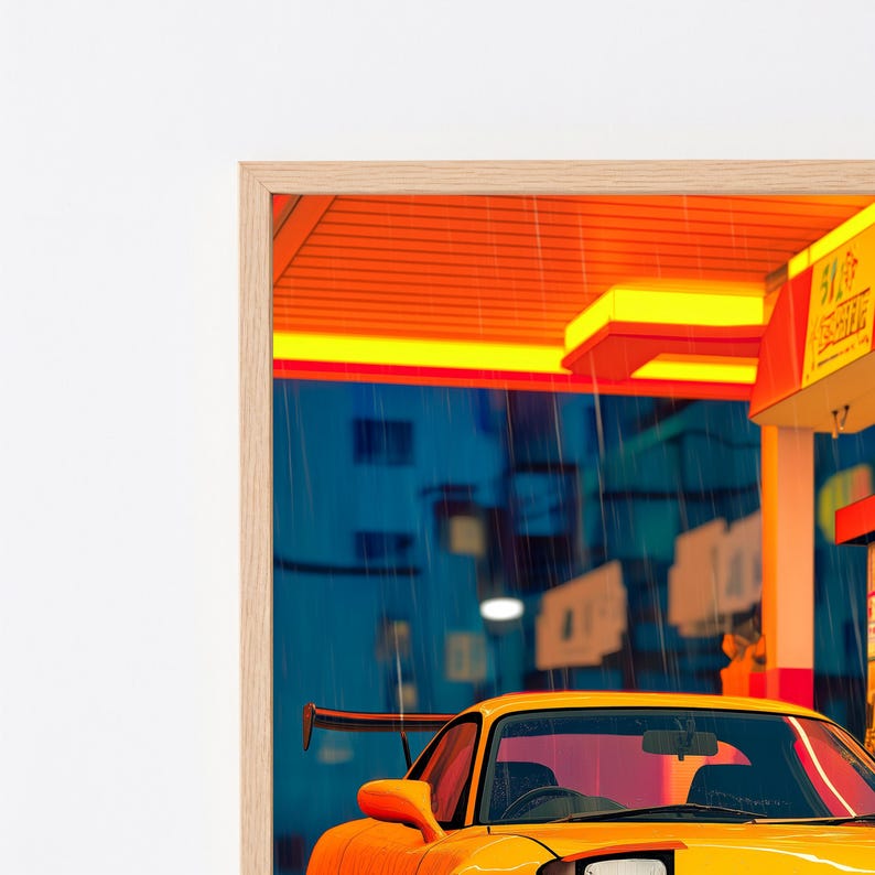 K&ouml;nnte beinhalten: Ein gerahmter digitaler Kunstdruck, der einen gelben Sportwagen mit Heckspoiler zeigt, der nachts unter einem Tankstellendach parkt. Die Szene wird von hellen orangefarbenen und gelben Lichtern beleuchtet, die einen Kontrast zum dunkelblauen, regnerischen Hintergrund bilden.