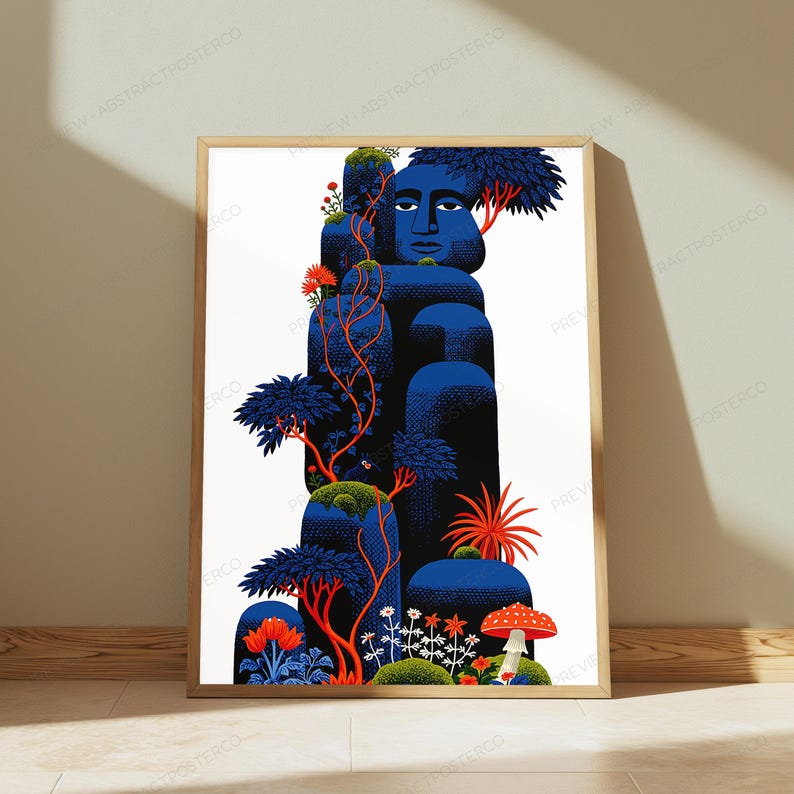 K&ouml;nnte beinhalten: Ein gerahmter vertikaler Kunstdruck mit einer stilisierten blauen Felsformation, in deren oberem Teil ein menschliches Gesicht integriert ist. Das Bild zeigt leuchtend orangefarbene und rote Pflanzen, dunkelblaue B&auml;ume und einen roten Pilz.