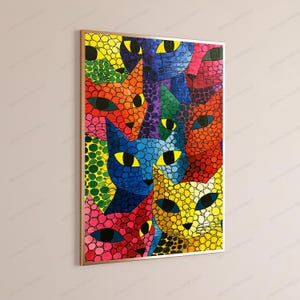 Puede incluir: Una impresi&oacute;n de arte mural rectangular que presenta un vibrante patr&oacute;n de mosaico multicolor de caras de gato superpuestas. La obra muestra varias cabezas felinas en tonos amarillo, azul, naranja, verde, rojo y rosa, todas definidas por contornos oscuros.