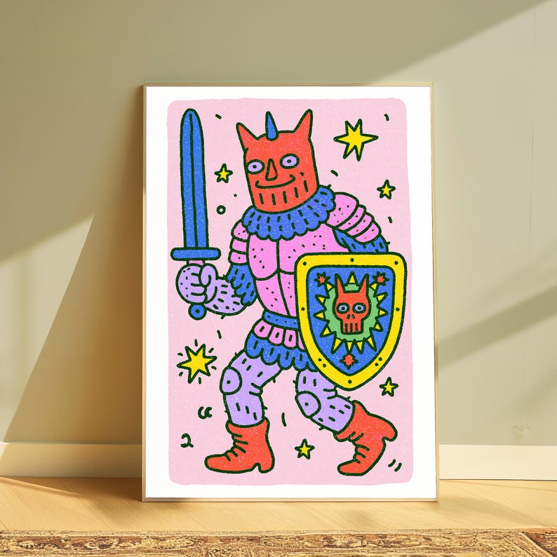 Peut inclure: Une impression d'art rectangulaire repr&eacute;sentant un personnage de dessin anim&eacute; &agrave; t&ecirc;te rouge cornue, portant une armure rose et bleue, tenant une &eacute;p&eacute;e bleue et un bouclier jaune avec un embl&egrave;me de cr&acirc;ne rouge. Fond rose clair avec des &eacute;toiles jaunes.
