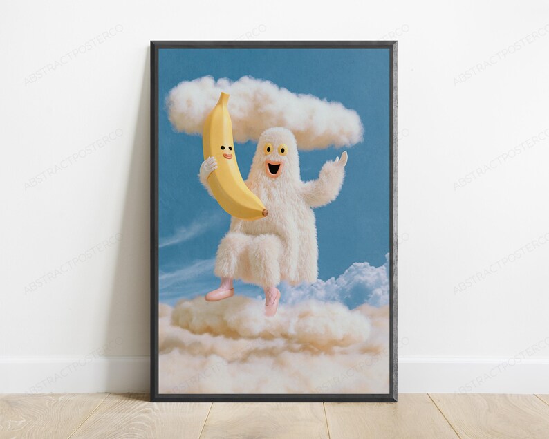 K&ouml;nnte beinhalten: Ein gerahmter Wandkunstdruck mit einem flauschigen wei&szlig;en Wesen mit gelben Augen und einem breiten L&auml;cheln, das zwischen Wolken an einem blauen Himmel schwebt. Das Wesen h&auml;lt eine gro&szlig;e gelbe Banane mit l&auml;chelndem Gesicht und tr&auml;gt hellrosa Ballettschuhe.