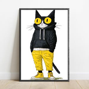K&ouml;nnte beinhalten: Ein gerahmter Kunstdruck, der eine schwarze Katze mit gro&szlig;en gelben Augen zeigt, die einen schwarzen Kapuzenpullover, eine gelbe verk&uuml;rzte Hose und gelbe Turnschuhe tr&auml;gt. Die Illustration ist in einem detaillierten Tusche-Stil gehalten.