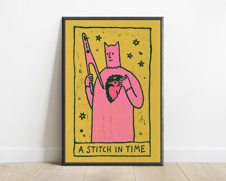 Puede incluir: Una l&aacute;mina de arte rectangular que muestra una figura rosa con orejas puntiagudas sosteniendo unas tijeras. La figura tiene una mancha oscura en forma de coraz&oacute;n en el pecho. Fondo amarillo mostaza con estrellas verde oscuro y el texto A STITCH IN TIME.
