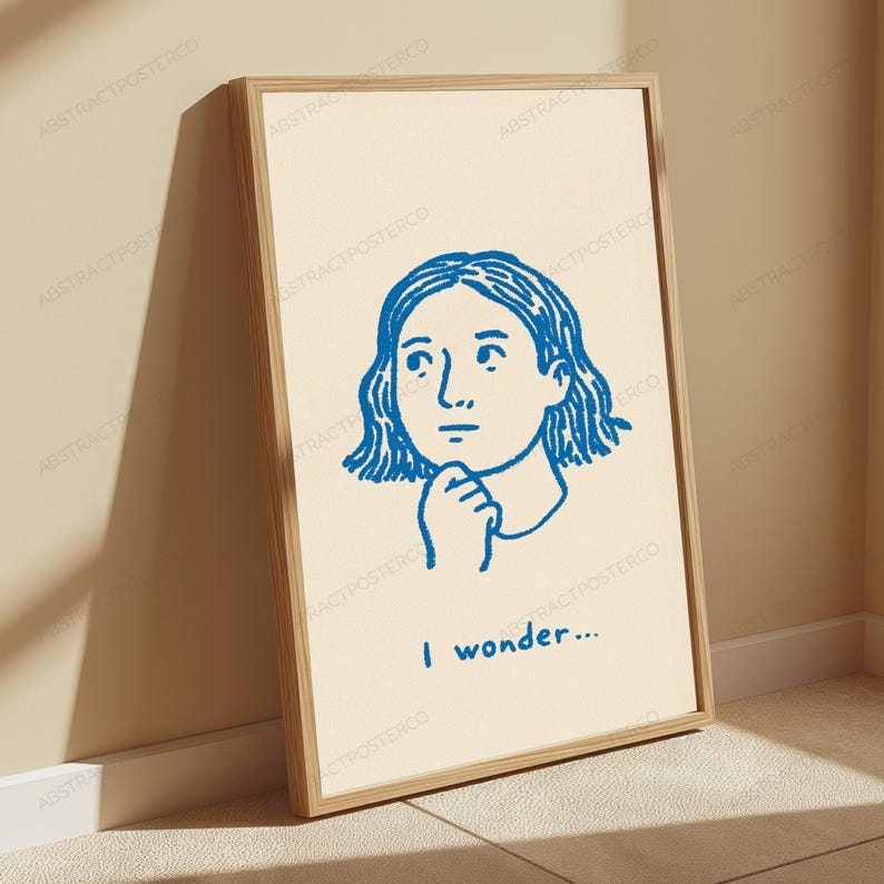 Pu&ograve; includere: Una stampa artistica da parete rettangolare incorniciata con sfondo color crema e un disegno a linee blu di una persona con i capelli corti che appoggia il mento sulla mano. Sotto l'illustrazione, il testo "I wonder..." &egrave; scritto in inchiostro blu.