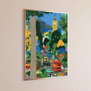 Puede incluir: Una impresi&oacute;n art&iacute;stica vertical enmarcada que representa una animada escena callejera de Londres con un gran tronco de &aacute;rbol en primer plano. La ilustraci&oacute;n muestra la torre Elizabeth amarilla, autobuses rojos de dos pisos y vegetaci&oacute;n.