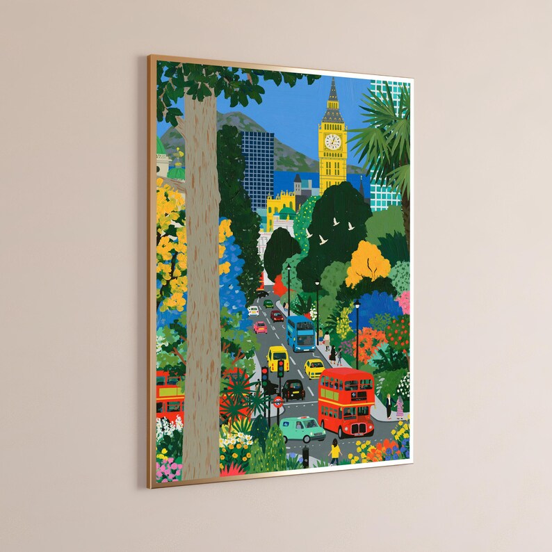 Puede incluir: Una impresi&oacute;n art&iacute;stica vertical enmarcada que representa una animada escena callejera de Londres con un gran tronco de &aacute;rbol en primer plano. La ilustraci&oacute;n muestra la torre Elizabeth amarilla, autobuses rojos de dos pisos y vegetaci&oacute;n.