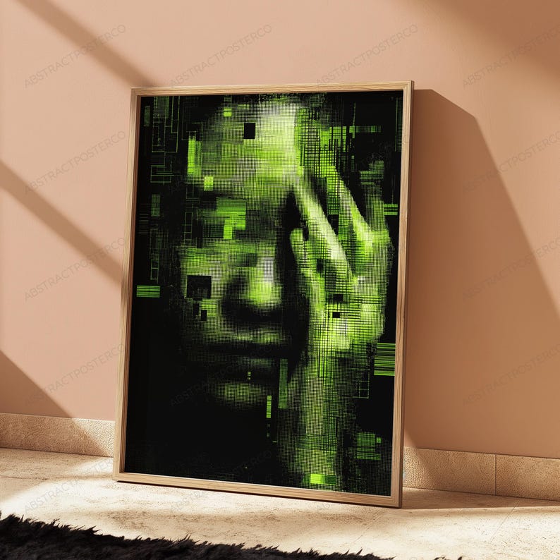 Op de afbeelding: Een rechthoekige ingelijste wandkunstprint met een digitaal portret in glitch-stijl in neon-groen en zwart. De afbeelding toont een menselijk gezicht dat gedeeltelijk wordt verduisterd door gepixelde datapatronen, horizontale lijnen en blokken.