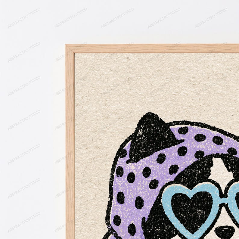 Pu&ograve; includere: Una stampa artistica incorniciata che mostra l'illustrazione testurizzata di un gatto con un foulard viola chiaro a pois neri e occhiali da sole a forma di cuore azzurri. L'opera &egrave; su uno sfondo color crema con una cornice in legno chiaro.