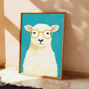 K&ouml;nnte beinhalten: Ein gerahmter Kunstdruck, der ein cremefarbenes Schaf mit weicher, texturierter Optik zeigt. Das Schaf ist vor einem einfarbigen, leuchtend t&uuml;rkisfarbenen Hintergrund zentriert und tr&auml;gt eine runde, senfgelbe Brille &uuml;ber den Augen.