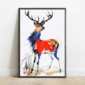 K&ouml;nnte beinhalten: Ein gerahmter vertikaler Wandkunstdruck mit einer abstrakten Tusche- und Farbzeichnung eines Hirsches. Der Hirsch ist mit kr&auml;ftigen Strichen in Rot, Blau und Schwarz auf wei&szlig;em Grund dargestellt, mit schwarzem Geweih und einem roten Stempel.