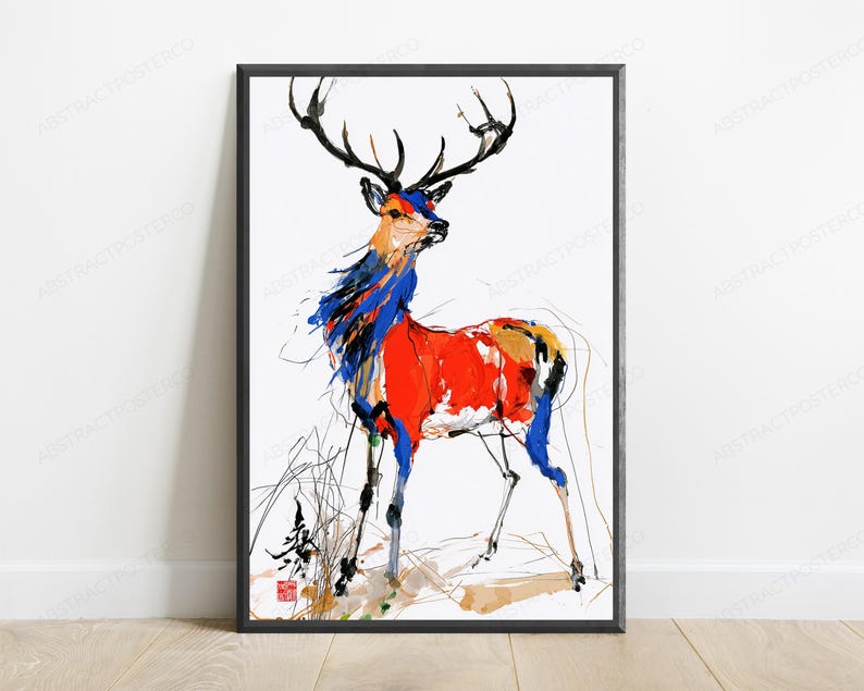 K&ouml;nnte beinhalten: Ein gerahmter vertikaler Wandkunstdruck mit einer abstrakten Tusche- und Farbzeichnung eines Hirsches. Der Hirsch ist mit kr&auml;ftigen Strichen in Rot, Blau und Schwarz auf wei&szlig;em Grund dargestellt, mit schwarzem Geweih und einem roten Stempel.